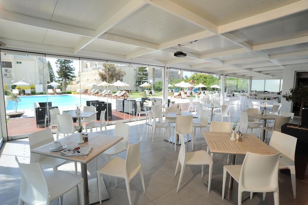 Frixos Suites Hotel Apartments Larnaca Eksteriør billede