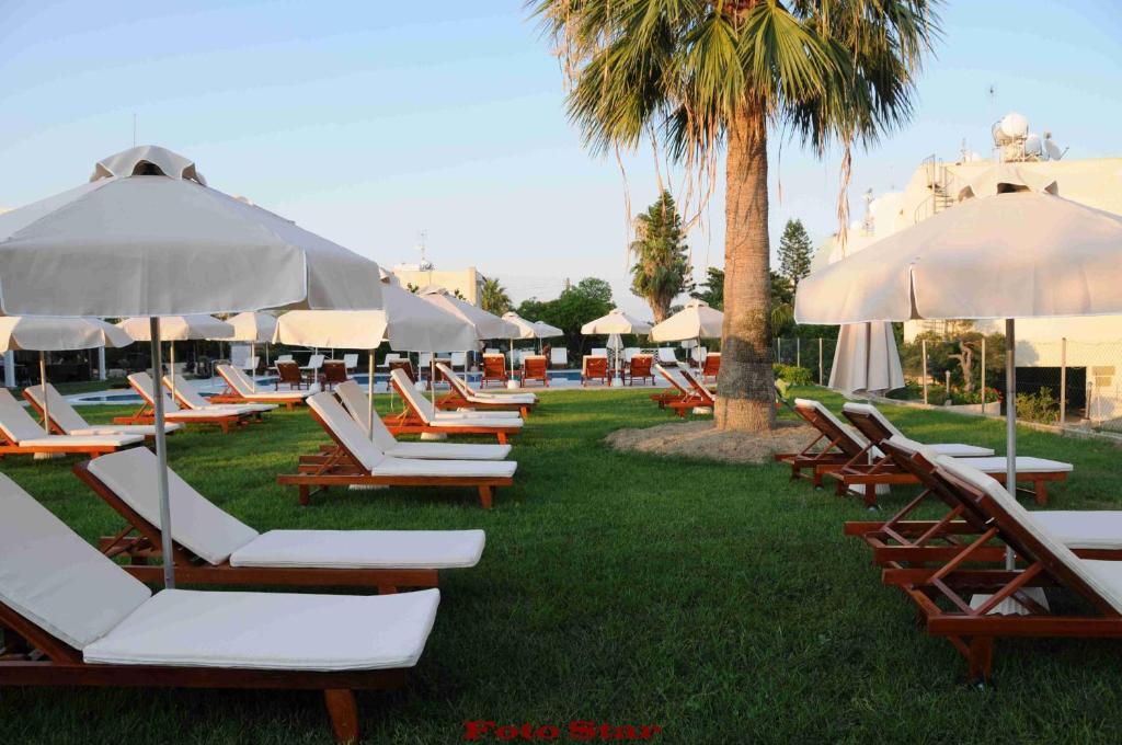 Frixos Suites Hotel Apartments Larnaca Eksteriør billede