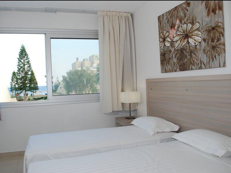 Frixos Suites Hotel Apartments Larnaca Eksteriør billede