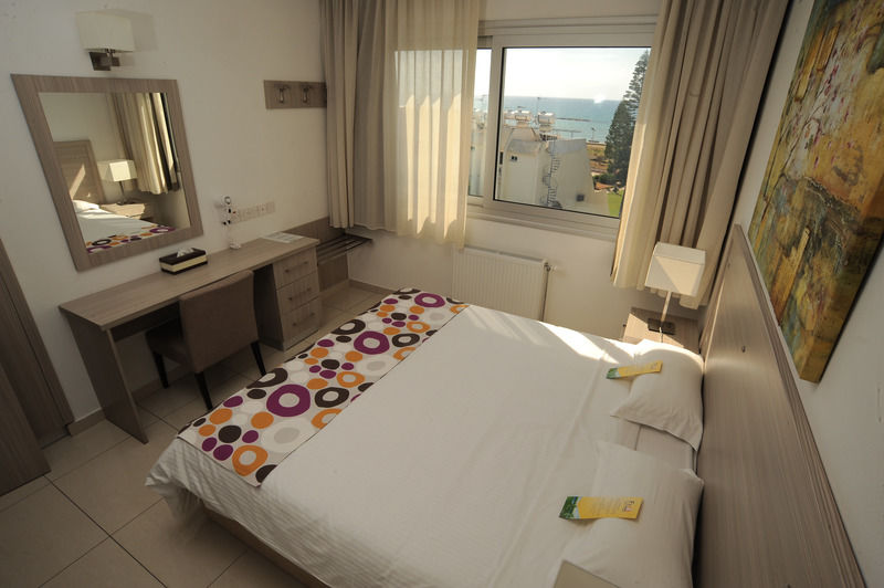 Frixos Suites Hotel Apartments Larnaca Eksteriør billede