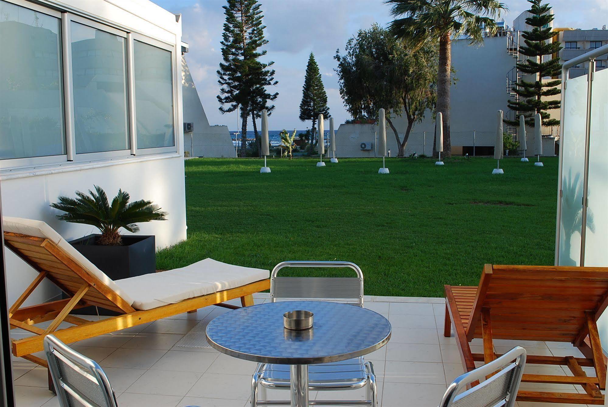 Frixos Suites Hotel Apartments Larnaca Eksteriør billede