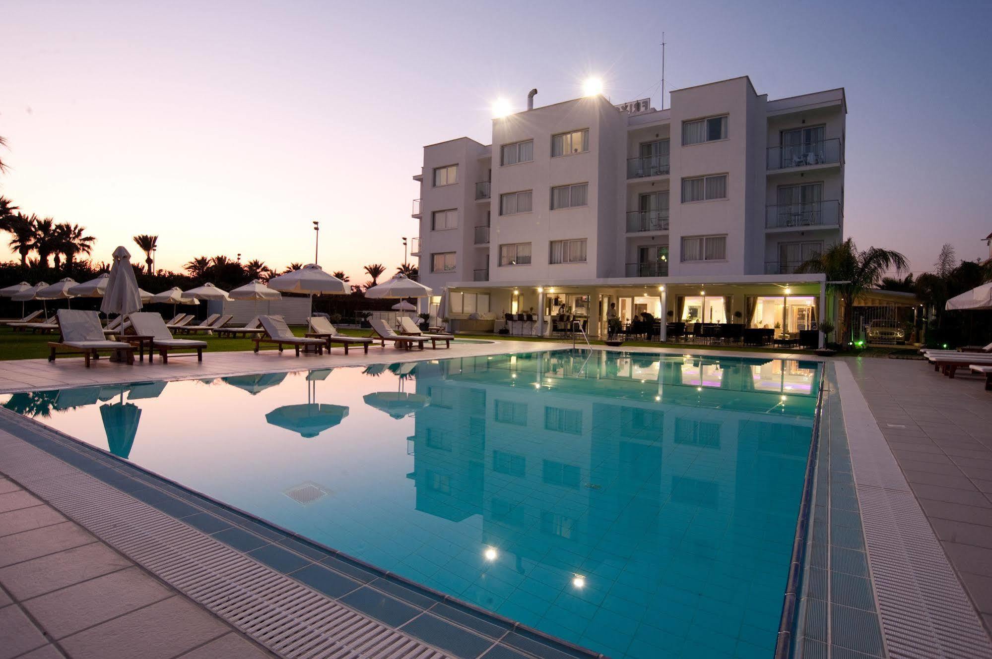 Frixos Suites Hotel Apartments Larnaca Eksteriør billede