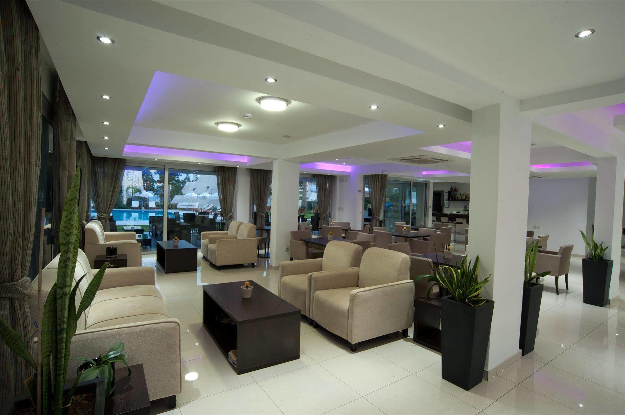 Frixos Suites Hotel Apartments Larnaca Eksteriør billede