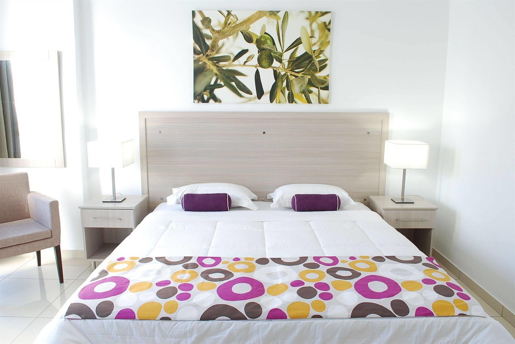 Frixos Suites Hotel Apartments Larnaca Eksteriør billede