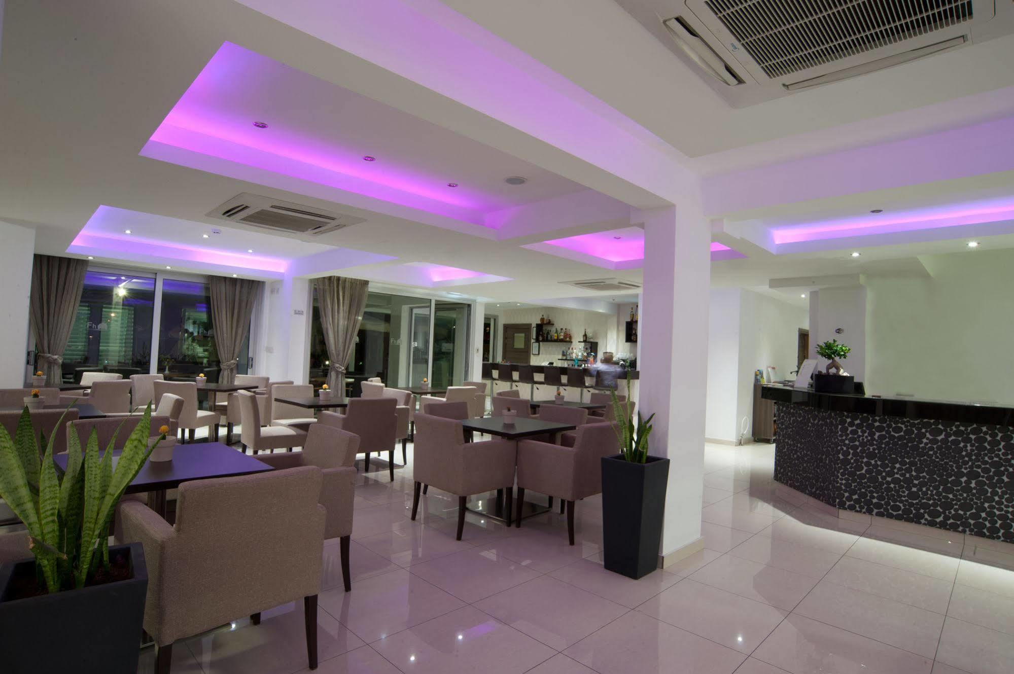 Frixos Suites Hotel Apartments Larnaca Eksteriør billede