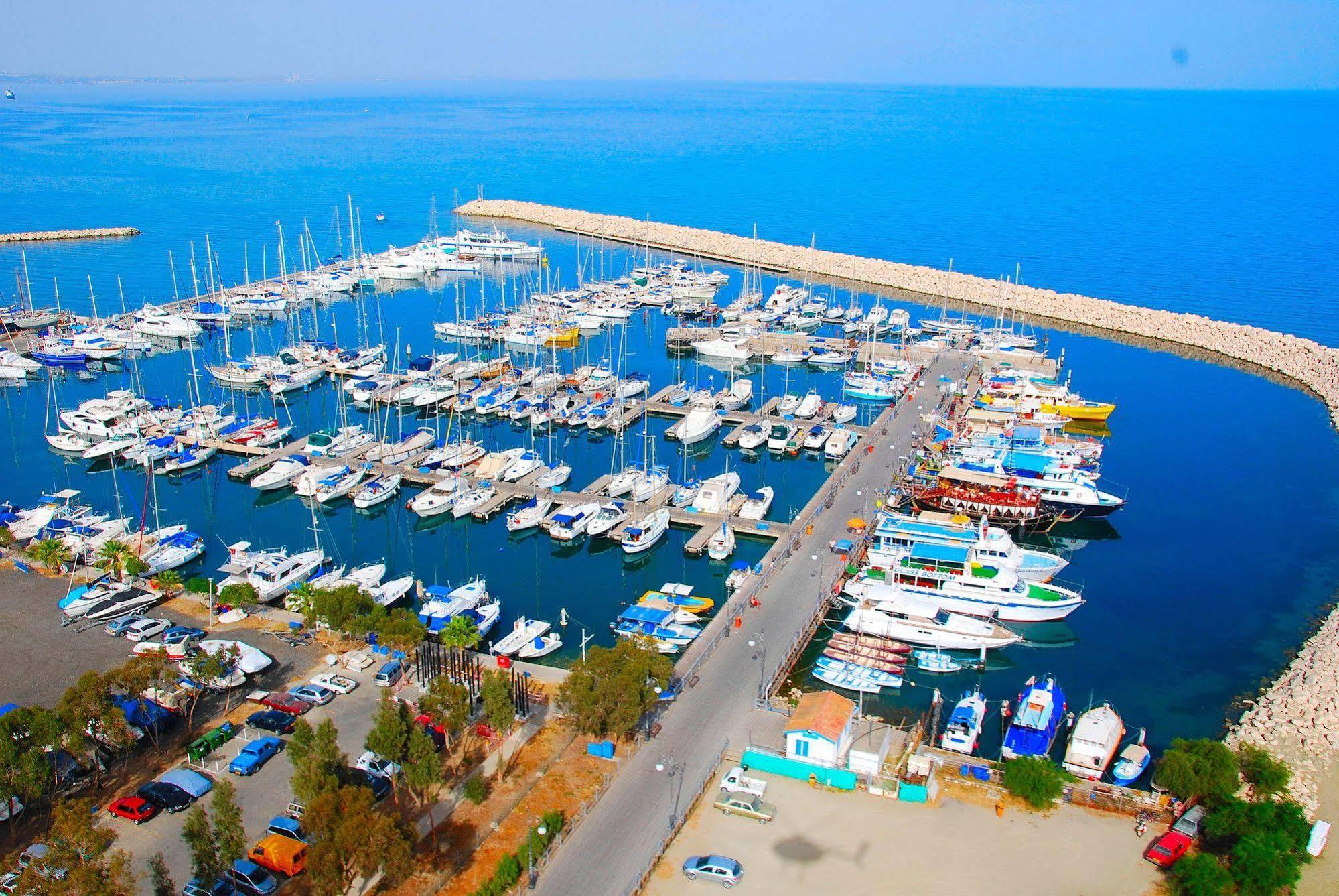 Frixos Suites Hotel Apartments Larnaca Eksteriør billede