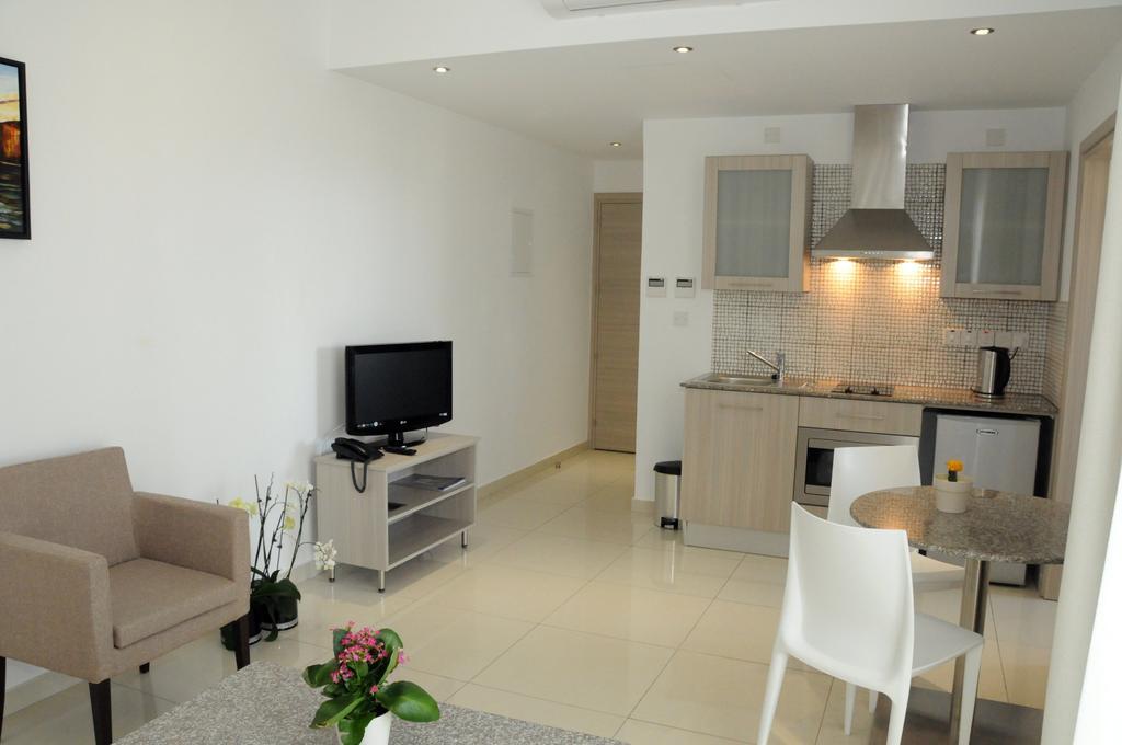 Frixos Suites Hotel Apartments Larnaca Eksteriør billede
